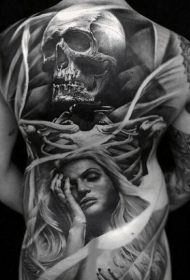 背部插画风格的黑灰骷髅与天使纹身图案