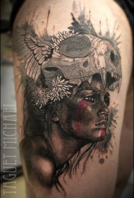 大腿彩色部落女性与动物头骨头盔纹身图案