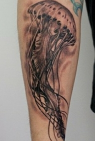 手臂惊人的3D大水母纹身图案