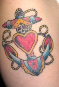 手臂彩色心形与骷髅船锚纹身图案
