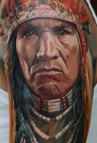 手臂丰富多彩的写实北美土著武士肖像纹身图案