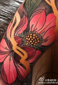新传统风格彩色花朵手臂纹身图案