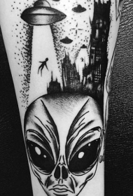 小腿黑色点刺的外星人主题纹身图案
