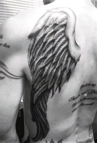 背部黑白天使翅膀和字母纹身图案