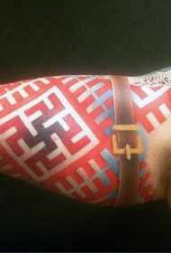 印象深刻的红色装饰符号和皮带手臂纹身图案