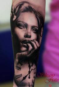 手臂3D逼真的女士肖像和时钟纹身图案