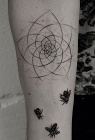 手臂令人难以置信的黑色蜜蜂和抽象花形纹身图案