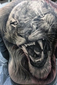 背部巨大的3D逼真咆哮狮子头纹身图案