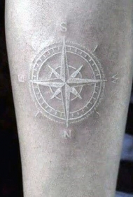 3D白色隐形小指南针腿部纹身图案