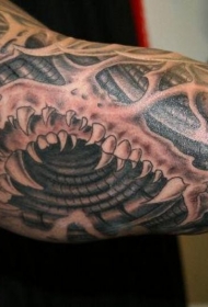 手臂黑灰风格的外星生物牙齿纹身图案