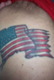 男子大臂彩色美国国旗纹身图案
