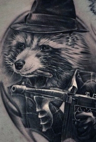 惊人的黑色浣熊黑手党与枪纹身图案