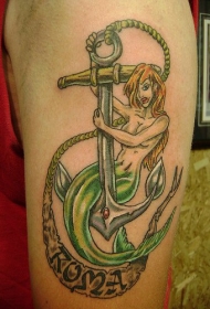手臂绿色美人鱼和船锚纹身图案