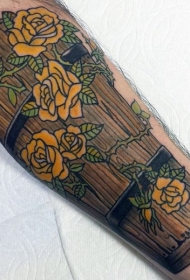 手臂3D的彩色棺材与花朵纹身图案