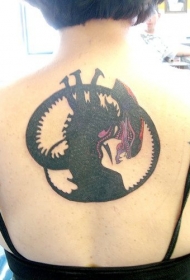 女生背部外星生物艺术纹身图案