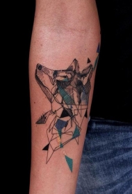 手臂抽象风格彩色的狼头纹身图案