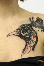 胸部抽象风格的七彩孔雀头纹身图案