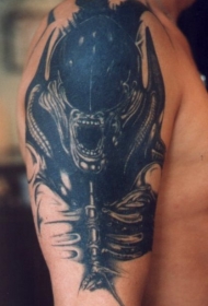 男性大臂黑色的外星异形纹身图案