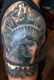 灰色的自由女神像结合美国建筑纹身图案