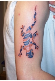 手臂蓝色和黄色的蜥蜴纹身图案
