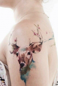 女生大臂泼墨小清新麋鹿纹身图案