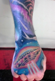 手部很酷的多彩幻想外星人飞船纹身图案