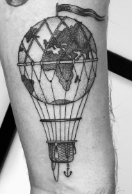 雕刻风格黑色气球与地球手臂纹身图案