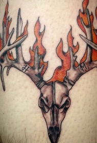 彩色的鹿头骨与火焰纹身程图案