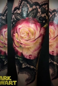 漂亮逼真的彩色玫瑰手臂纹身图案