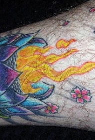 惊人的神圣蓝色莲花和火焰脚踝纹身图案