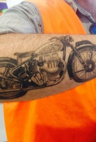 手臂写实的3D摩托车纹身图案