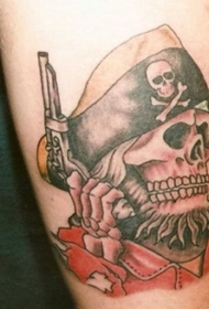 简单的海盗骷髅与手枪彩绘手臂纹身图案