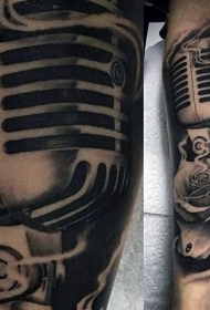 黑白色玫瑰花与麦克风写实手臂纹身图案