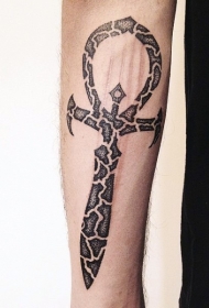 蛇皮花纹的幻想剑手臂纹身图案