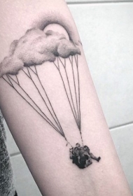 手臂独特设计的黑白云朵降落伞纹身图案
