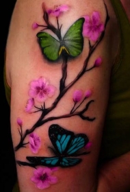 女生手臂美丽的蝴蝶和花朵树枝纹身图案