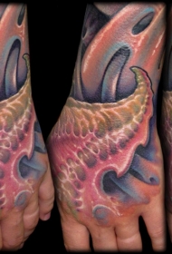 手背写实风格的彩色外星生物纹身图案