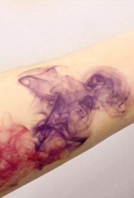 手臂水彩画般的五彩抽象烟雾纹身图案