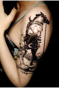 华丽的黑色水墨武士与马手臂纹身图案
