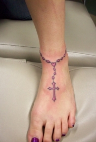 紫色的念珠十字架脚踝纹身图案