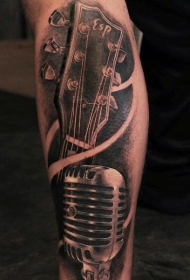 小腿写实的黑白3D吉他与麦克风纹身图案