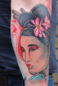 手臂有吸引力的亚洲艺妓和花朵纹身图案