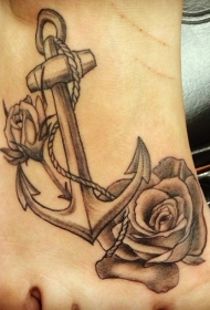 脚背黑白船锚与玫瑰纹身图案