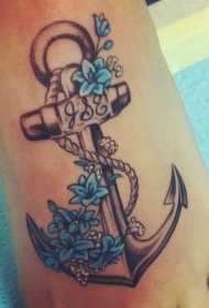 脚背黑白船锚与蓝色花朵纹身图案