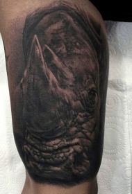 手臂经典的3D黑灰犀牛头纹身图案