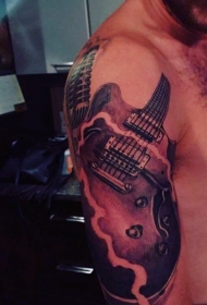 大臂3D逼真的黑白吉他与麦克风纹身图案