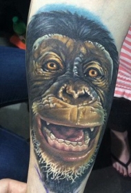 手臂写实的彩色黑猩猩头像纹身图案