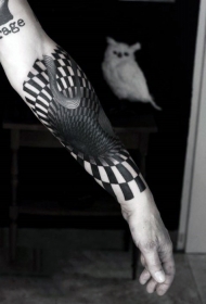 手臂黑色的3D催眠装饰纹身图案