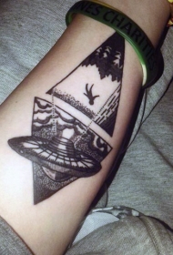 手臂黑色点刺外星飞船与人类纹身图案