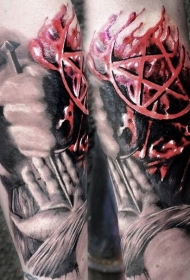 非常惊人的铁钉和人手五角星手臂纹身图案
